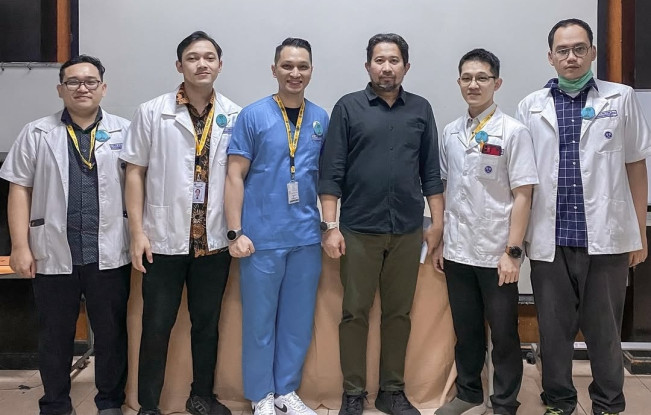 dr Aaron Simatupang, seragam biru. [Instagram @ortohobaya]
